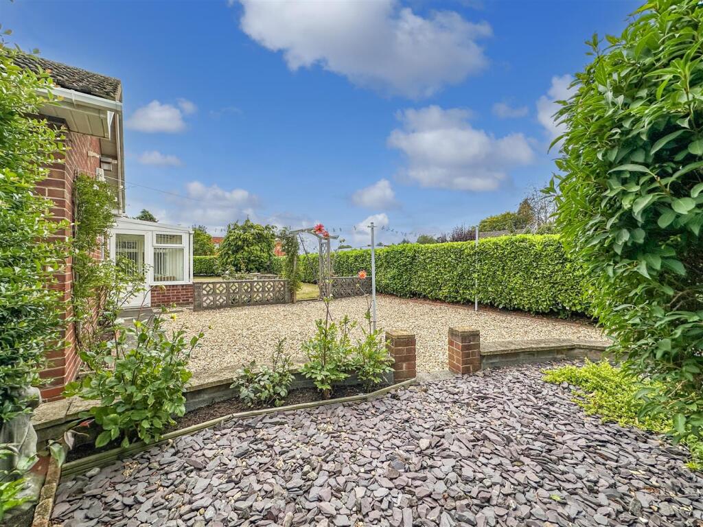 Landscaped Side Garden 867