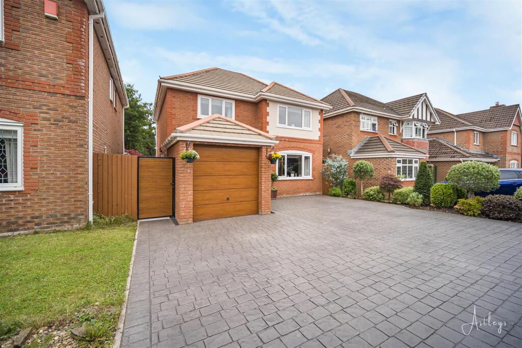 Frong garden /garage