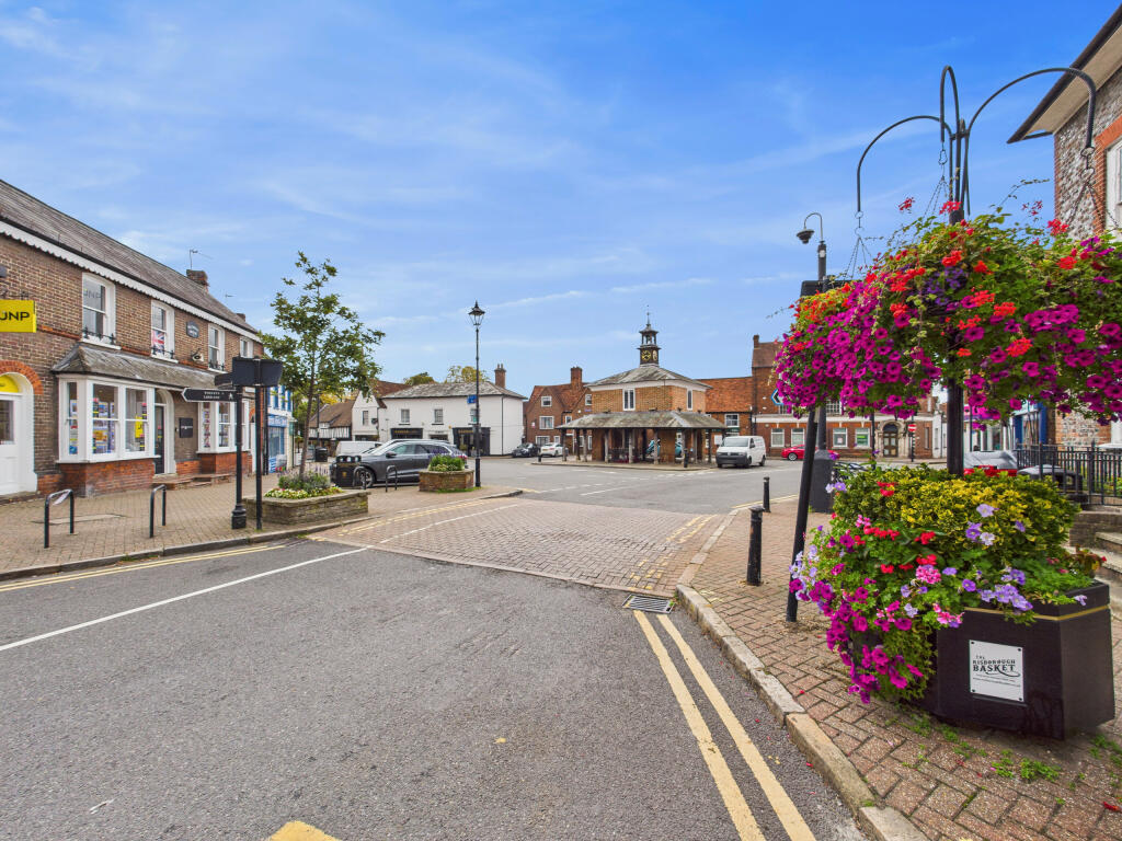 CAM01354G0-PR0600-STILL033