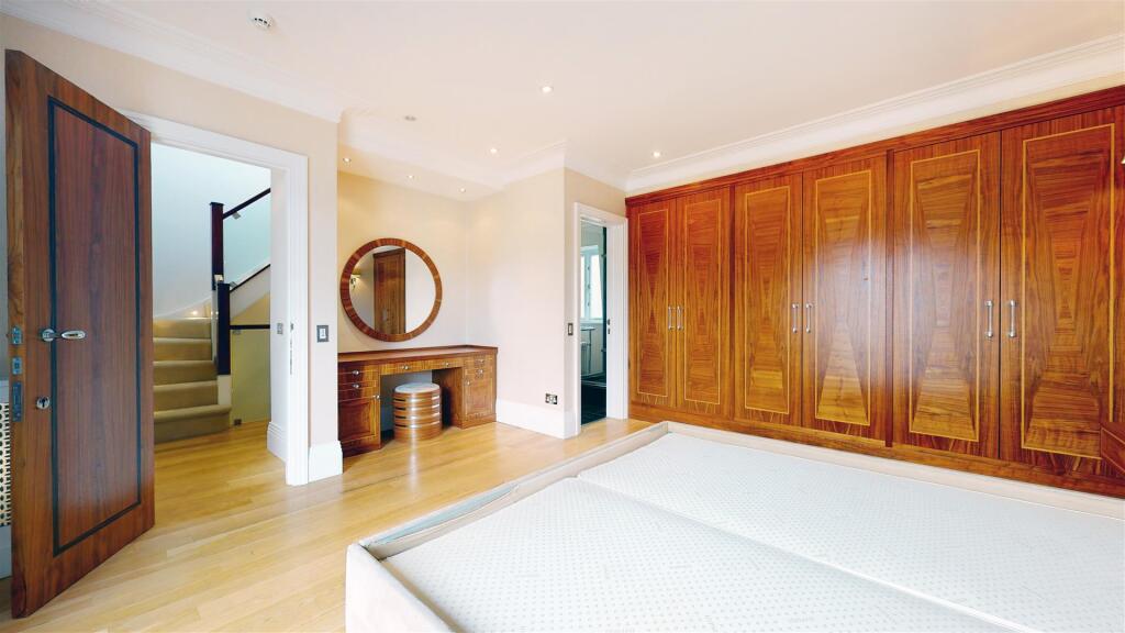 Master Bedroom (2)