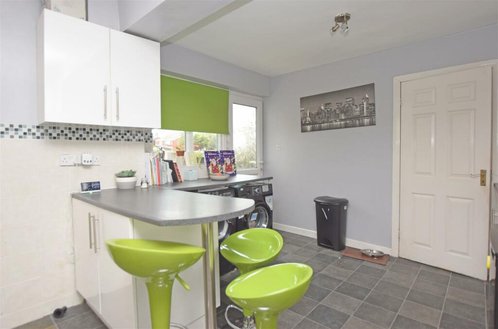 Kitchen v3.JPG