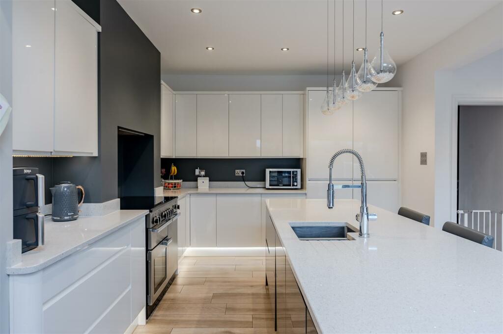 OPEN PLAN KITCHEN / DINING / LIVING AREA