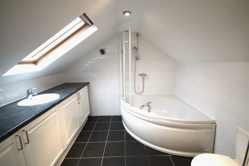 Bed 5 En suite a.JPG