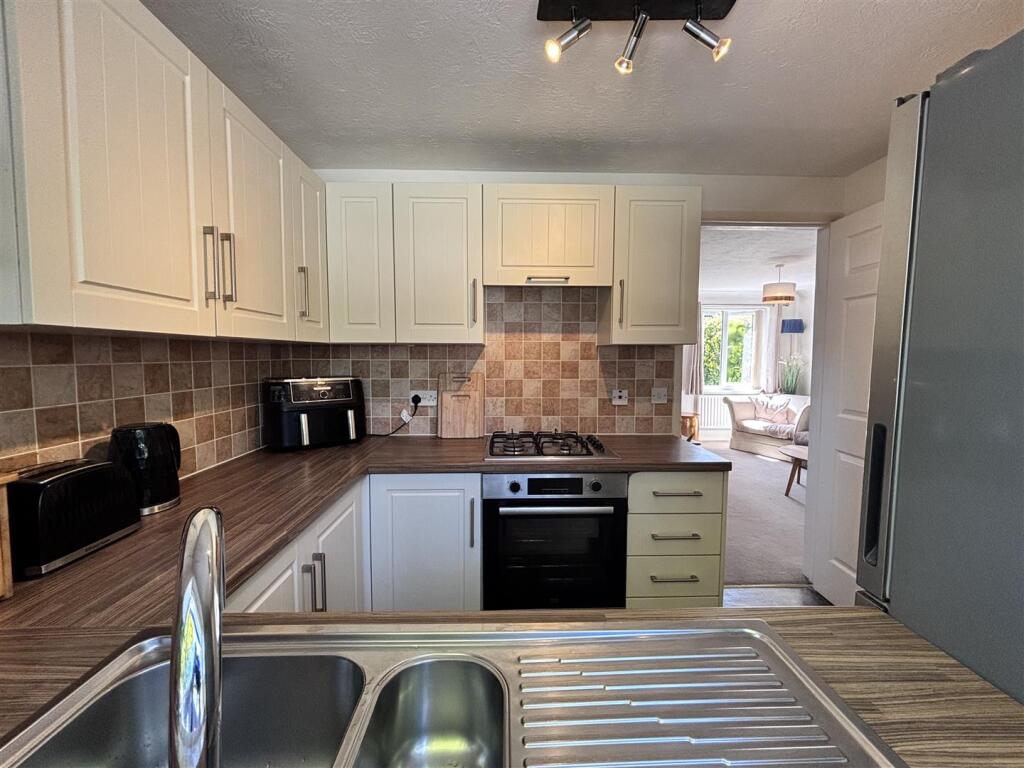 Swan Close Kitchen 3.jpg