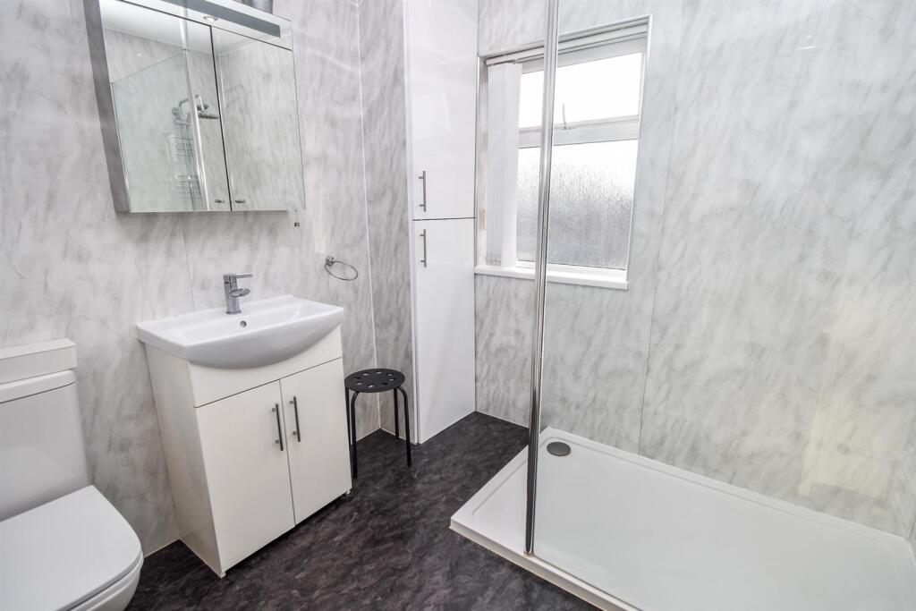 FAMILY SHOWER ROOM
