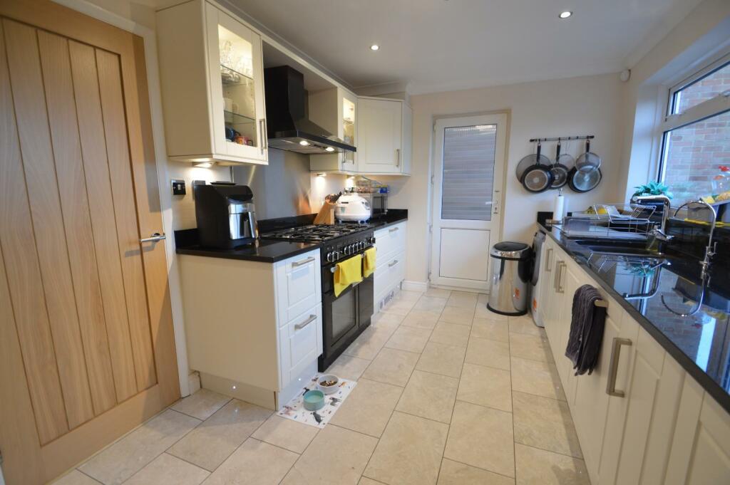 6 Meadow Close kitchen breakfast1.JPG