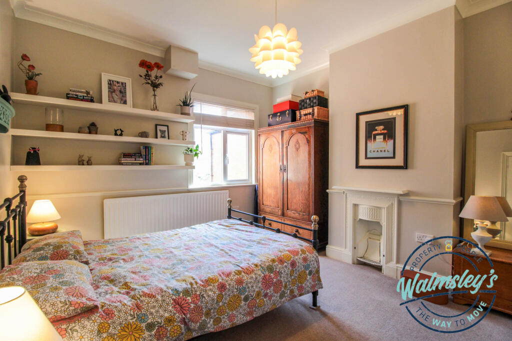 1st floor middle double bedroom