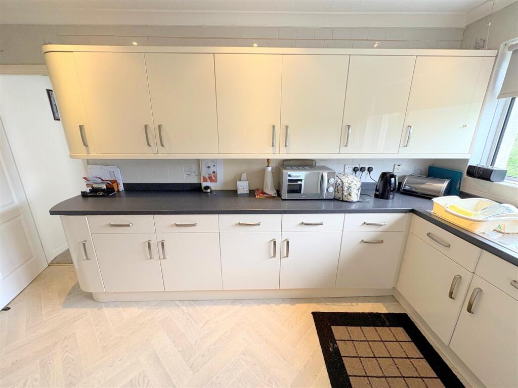 Kitchen d.jpg