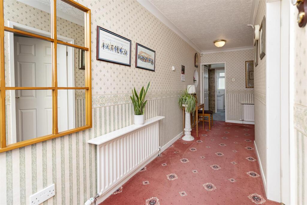 Bramleys Estate Agents - Gleneagles Way - Fixby (4