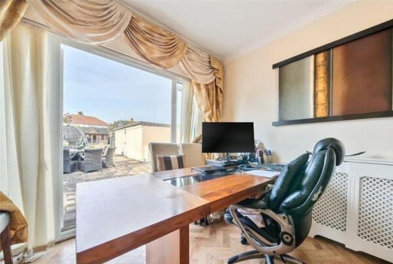 42 Orchard Close - 8.jpg