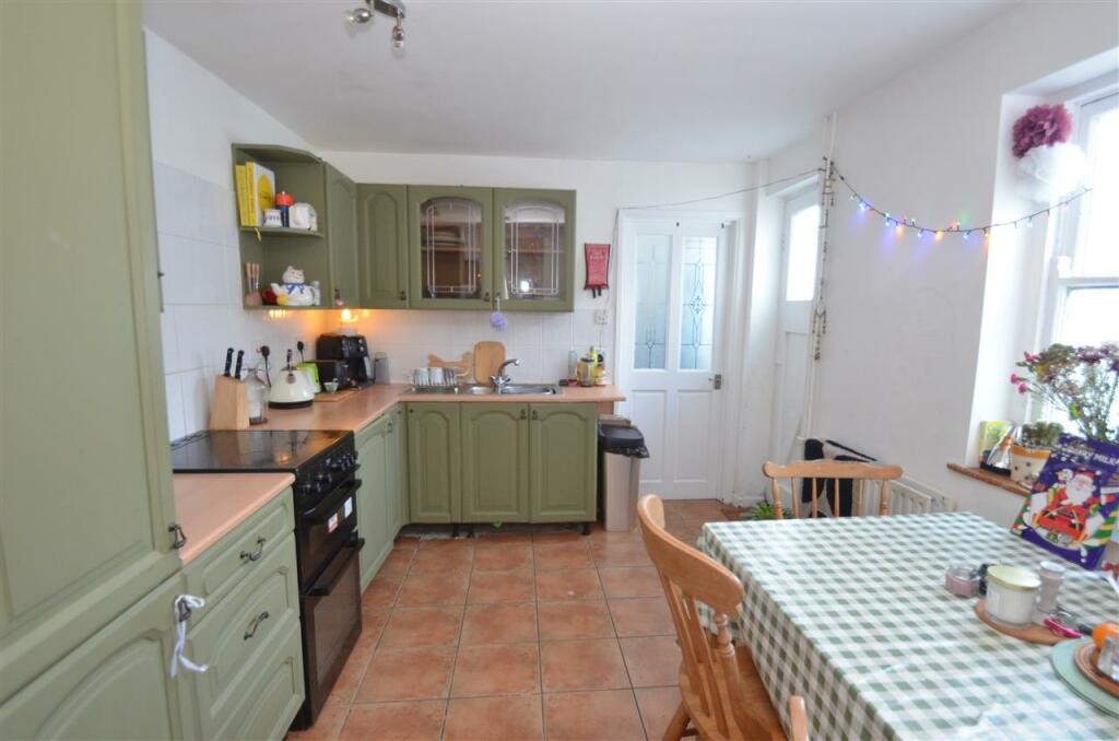 KITCHEN/DINING ROOM