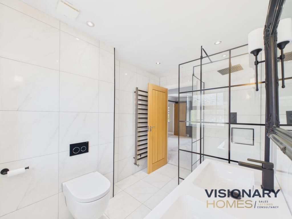 CAM03522G0-PR0217-STILL017