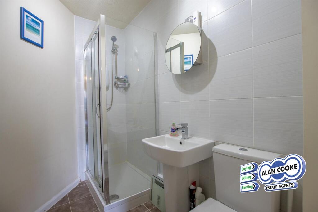 EN-SUITE SHOWER ROOM