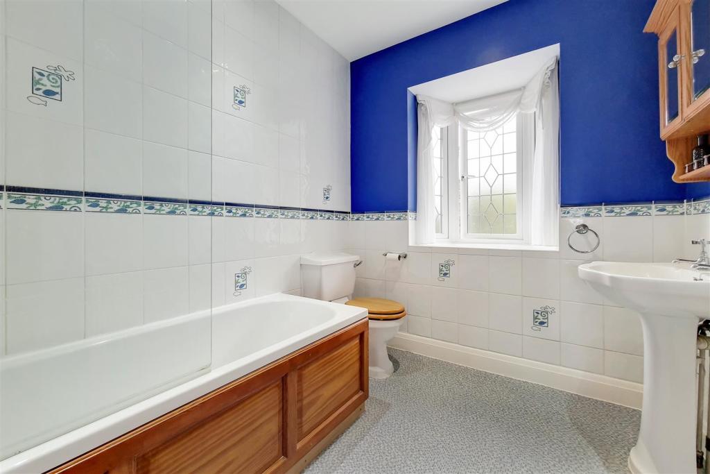 13_Bathroom-0.jpg