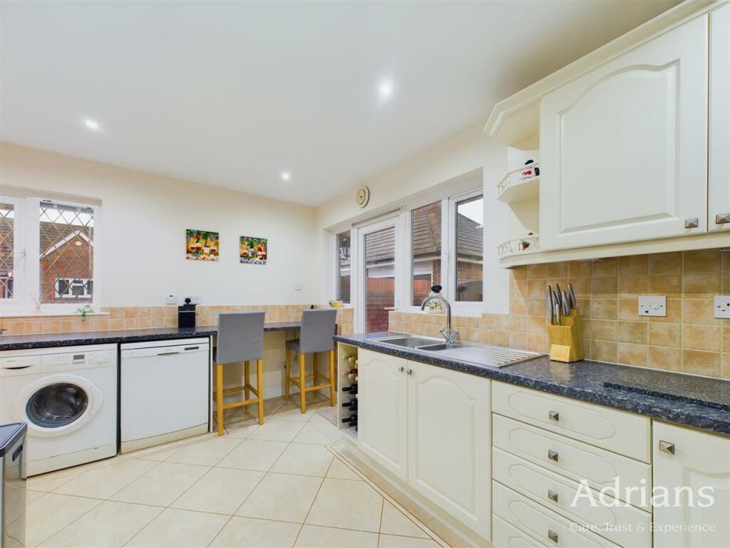 KITCHEN /