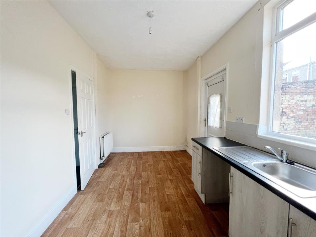 Kitchen 2.jpg