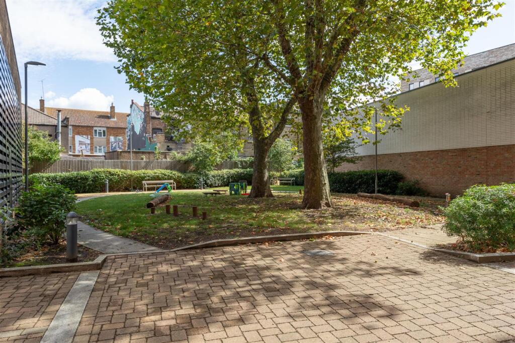 Troubridge Square, E17