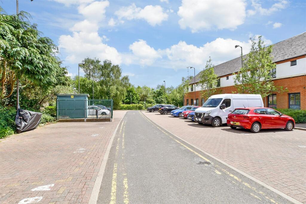 Gx73P - Driveway-Parking