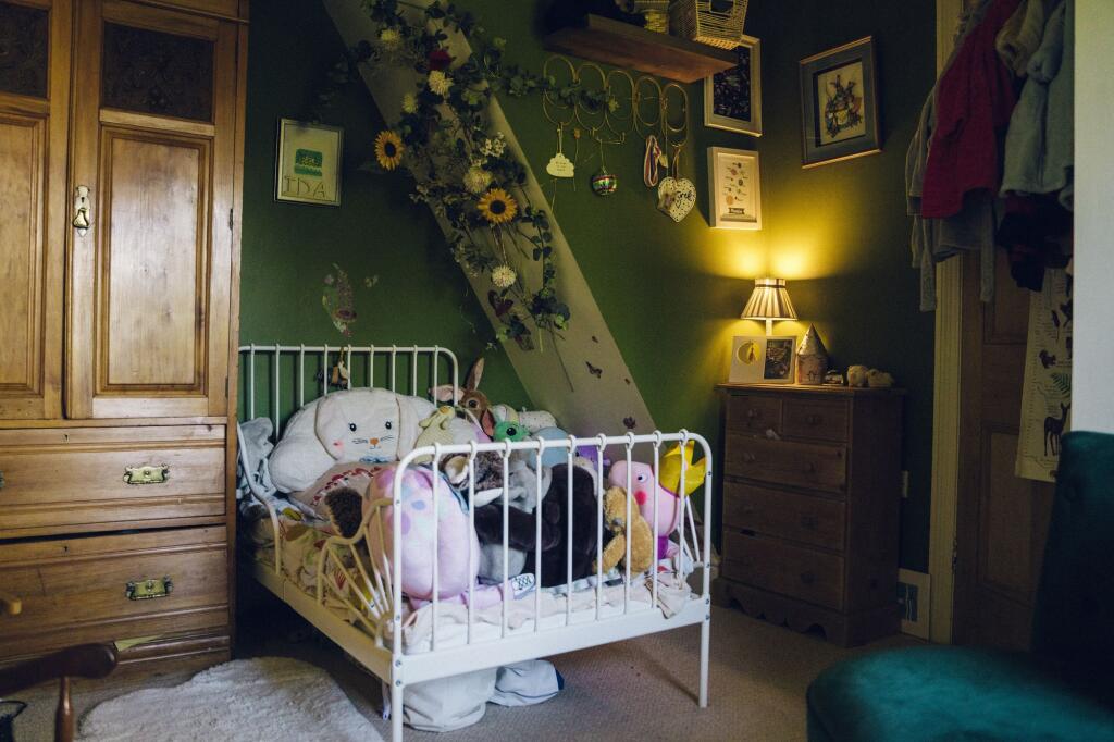 Ystafell Wely 1 / Bedroom 1