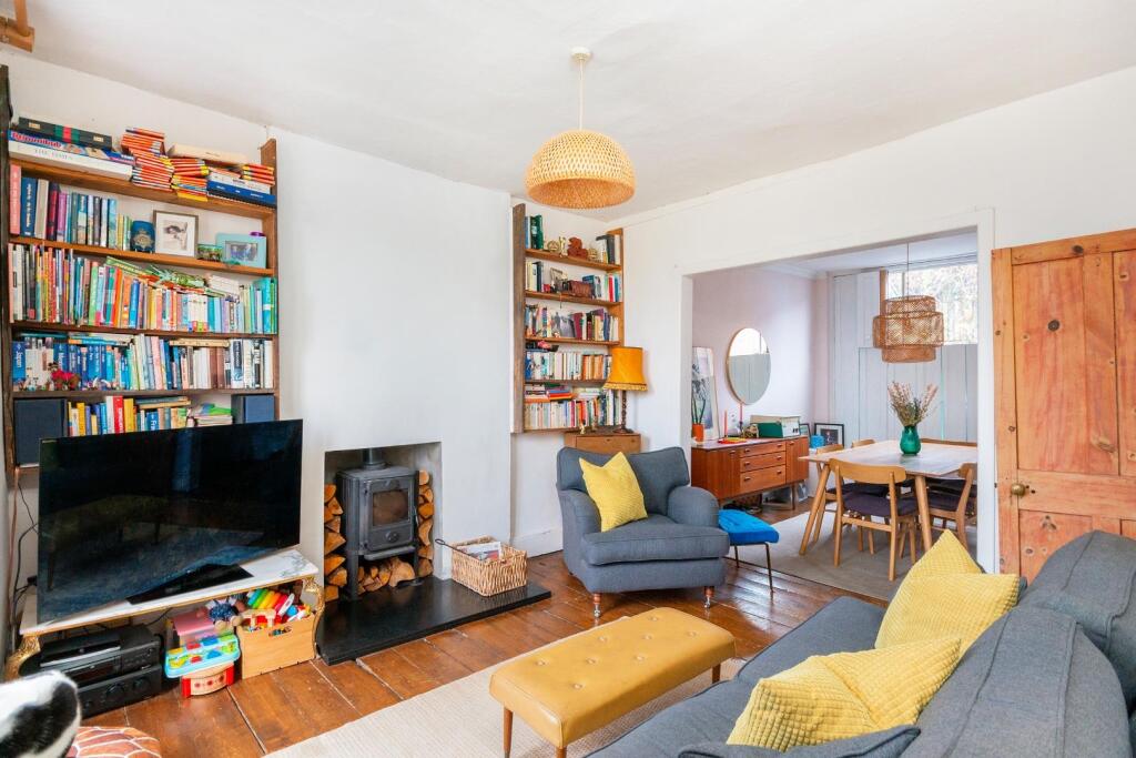 4U0CPMR - Living Room F.jpg