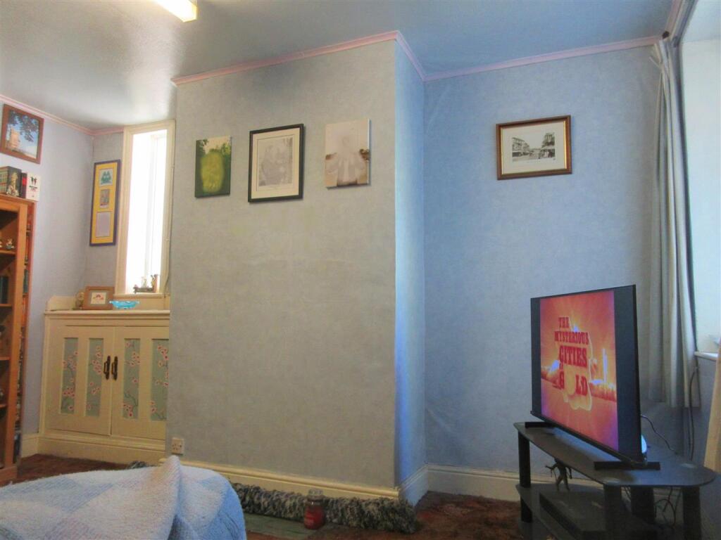 7 Hartshorne Rd Living Room 5.jpg
