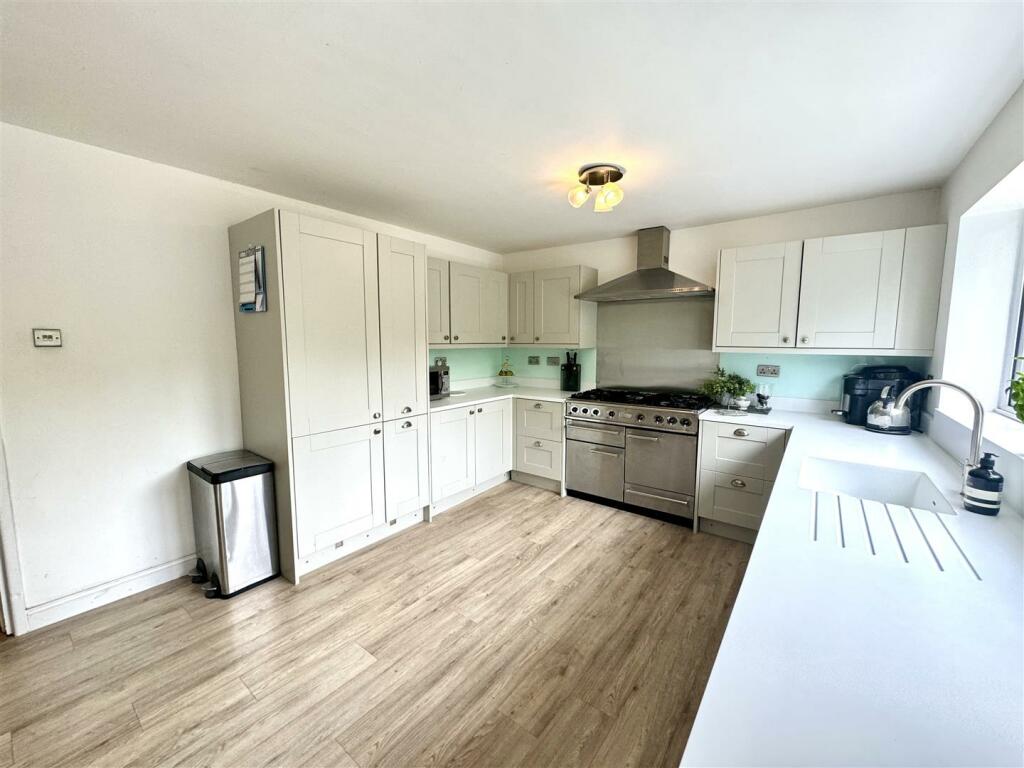 OPEN PLAN KITCHEN/DINING ROOM