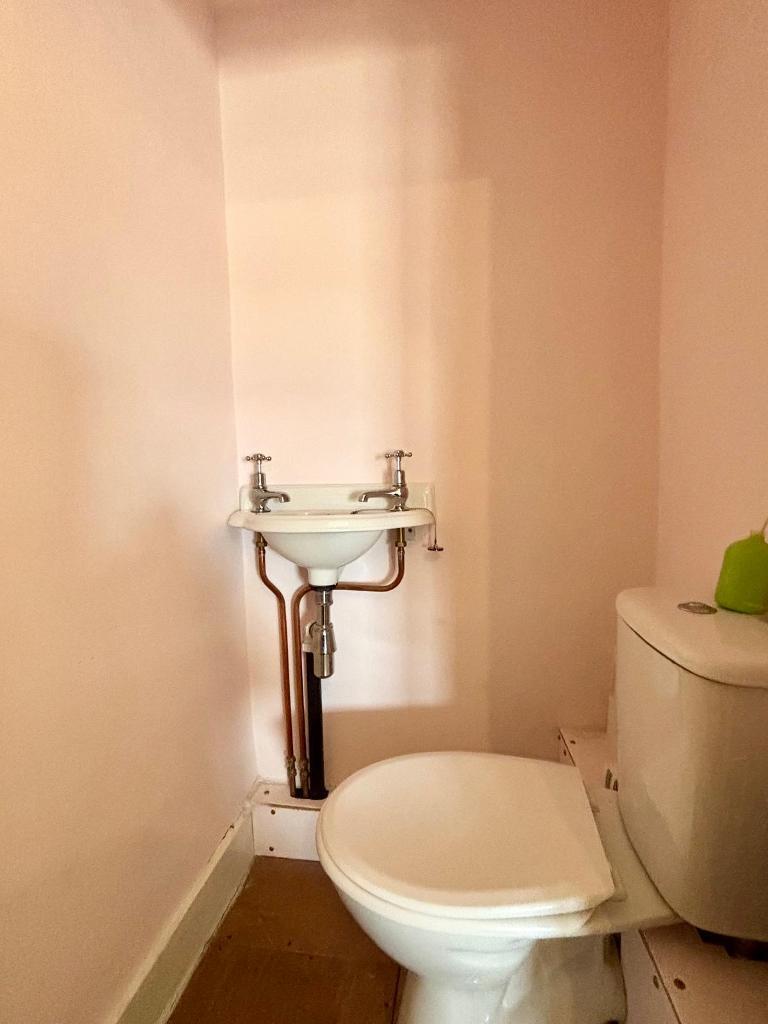 En-Suite Cloakroom To Bed 1