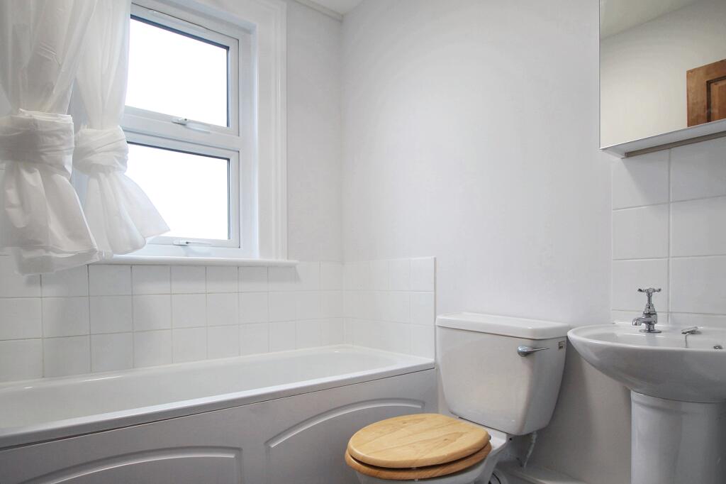 6 - bathroom.JPG