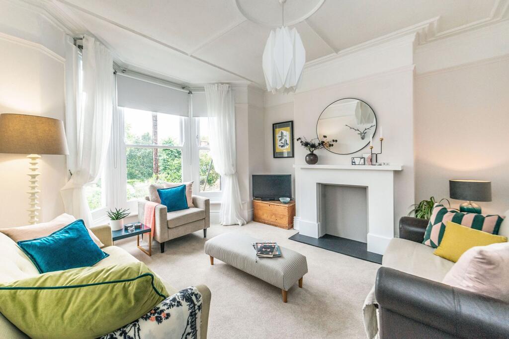 LIVING ROOM AND KITCHEN/DINER