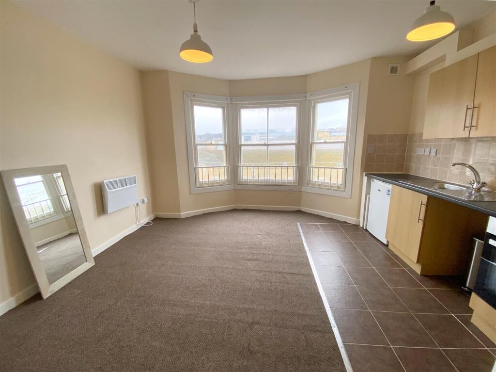 Kitchen/ Living Room