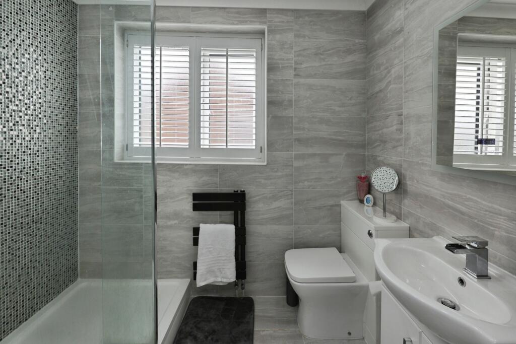 pbox-bathroom-320446.JPG