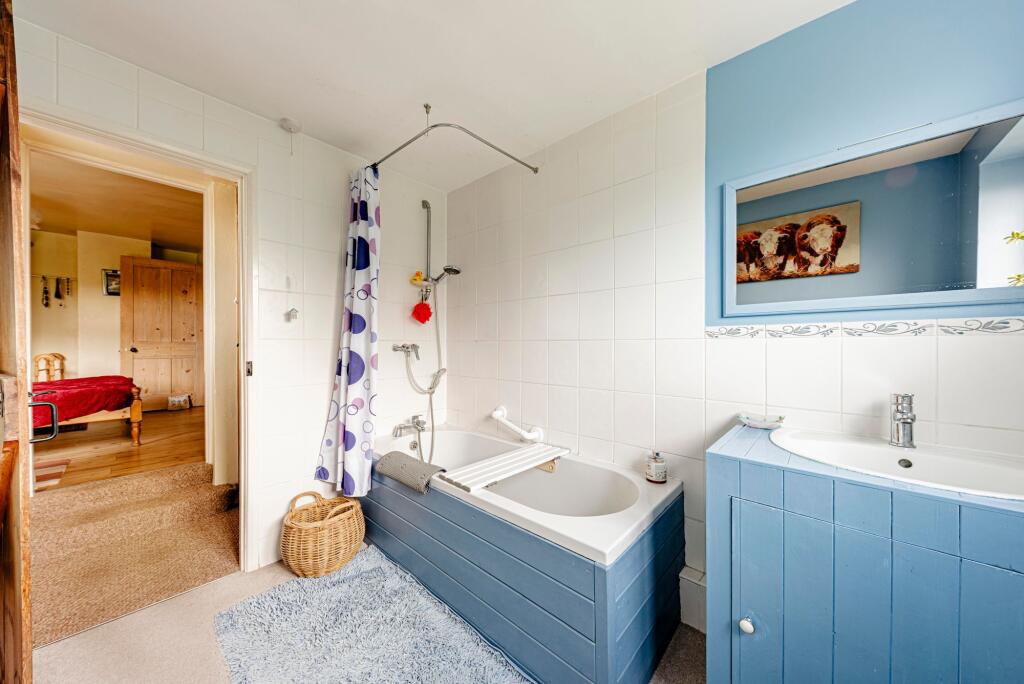 Bathroom W.C (2)