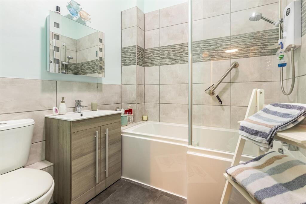 A13 - 18 Fairfax Place Dartmouth, Flat 1 - 250207.