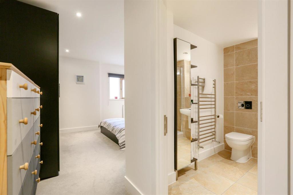 6  Plas Bowles