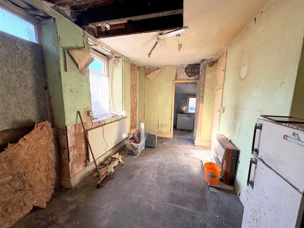 Kitchen a.jpg