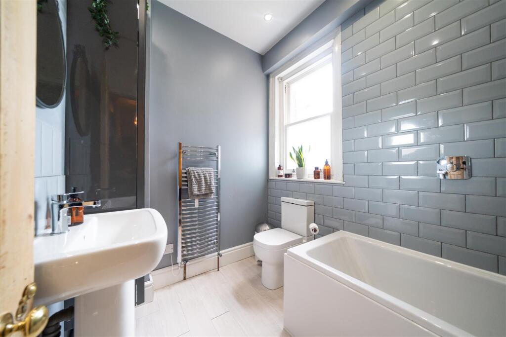 Main Bathroom_.jpg