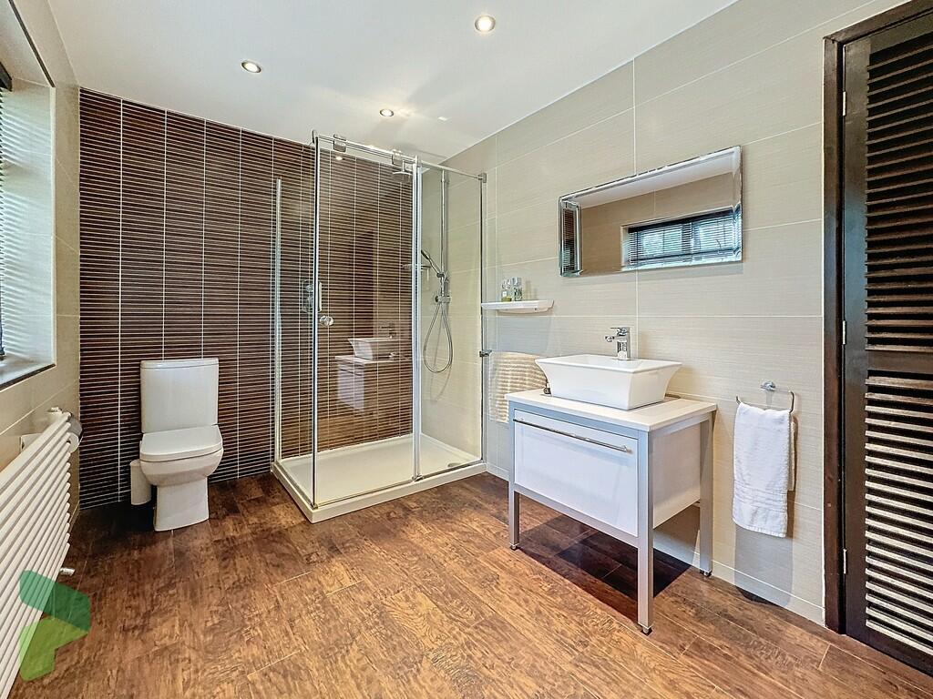 En suite shower r...
