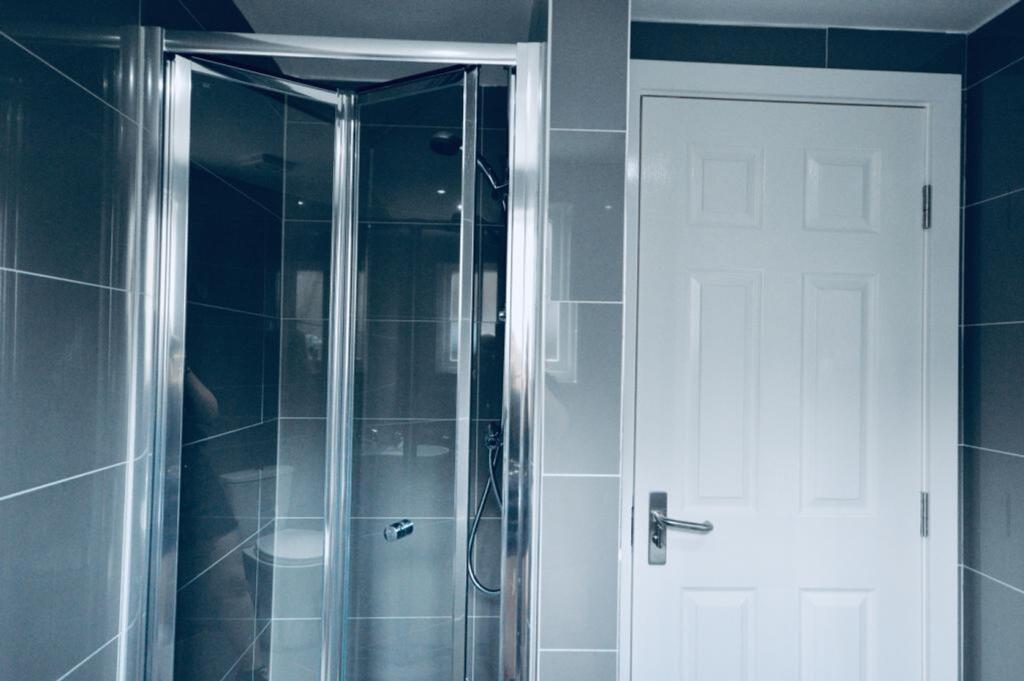 A modern and clean bathroom featuring a spaciou...