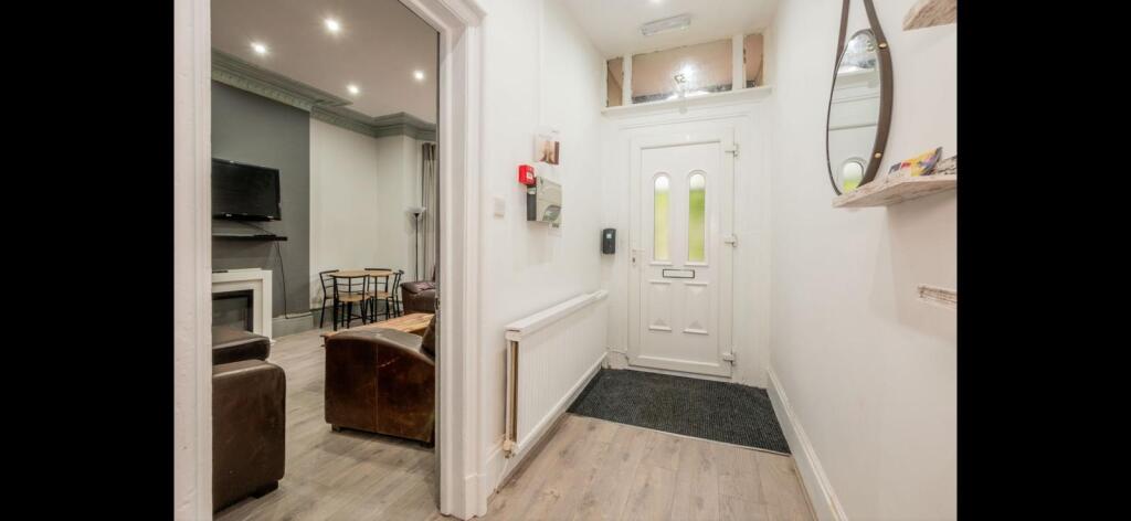 Bright, well-kept entrance hallway with neutral...