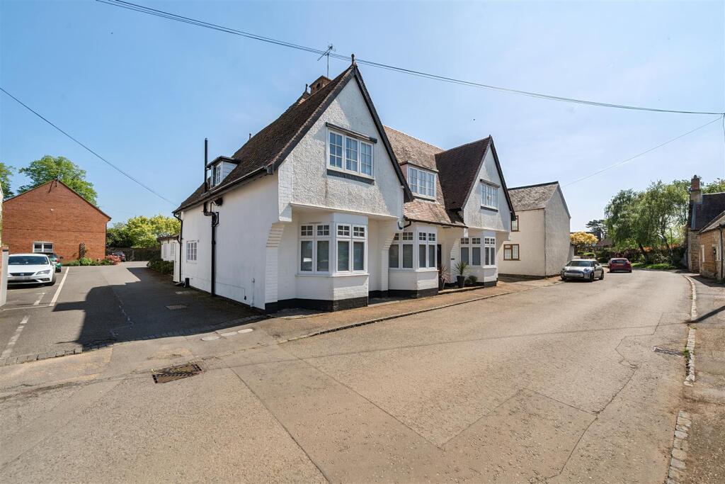 Flat 4, 10 High Street, Gayton (18).jpg