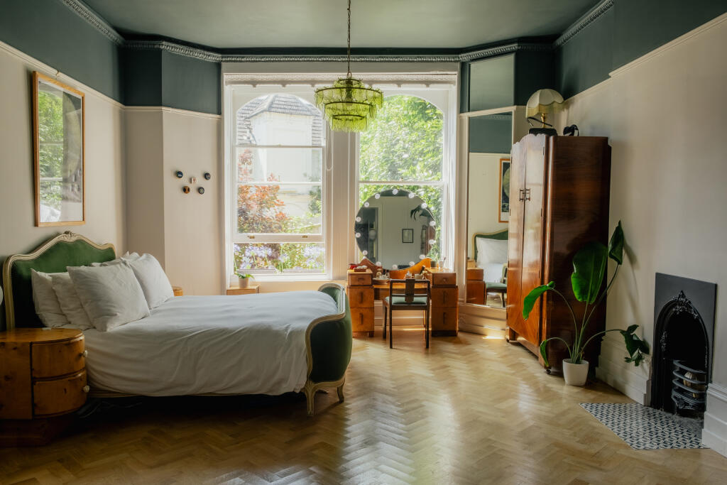 CROFT-ELPHINSTONE-HASTINGS-INTERIOR-HR-55*