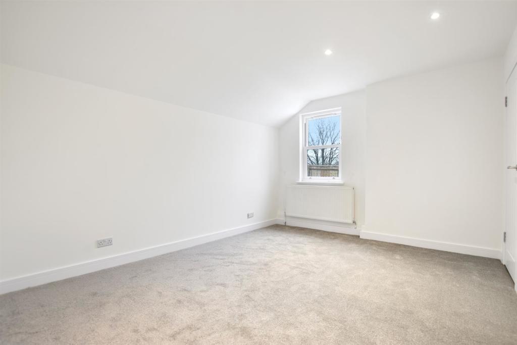 Master Bedroom (2)