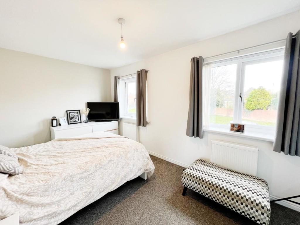 Bedroom 1 pic 1.jpg