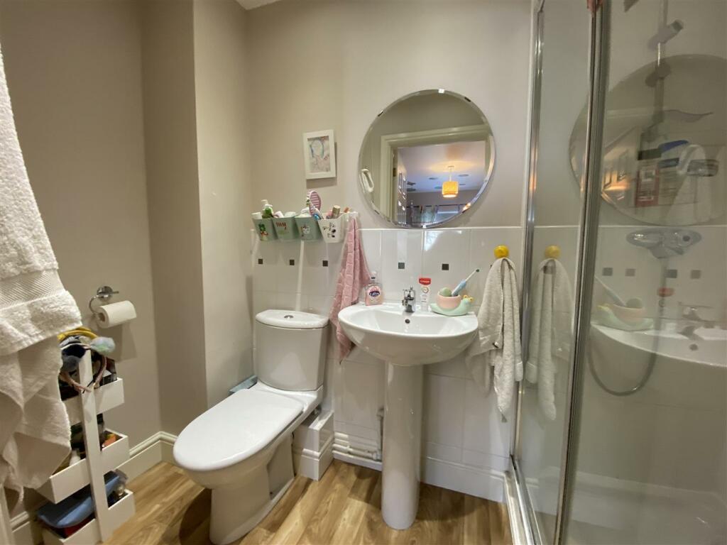 EN-SUITE SHOWER ROOM