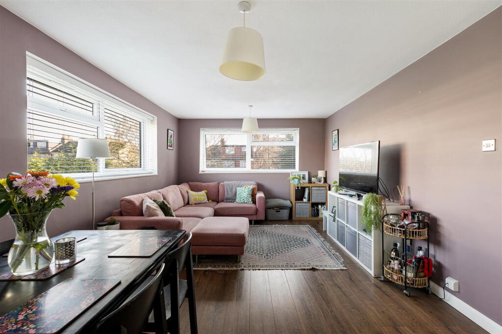 Lynwood Close, E18