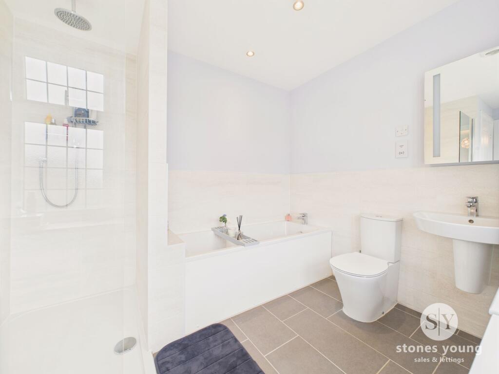 Master En-suite Bathroom