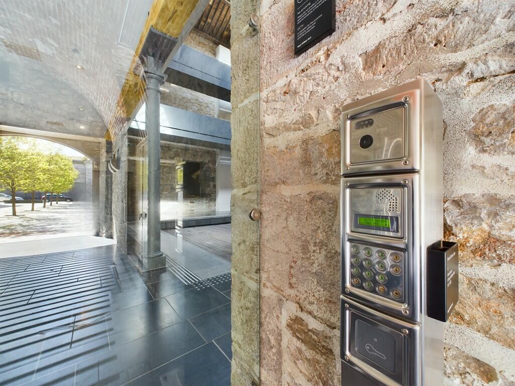 CAM02089G0-PR0204...