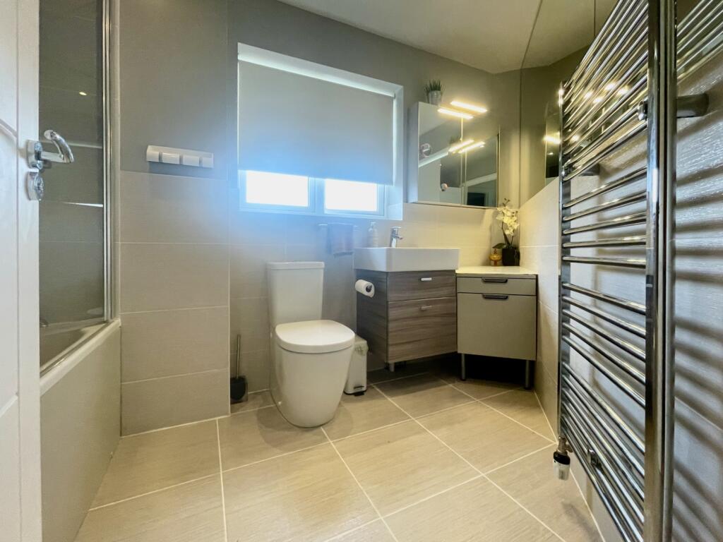 Estate Agents EweMove Scunthorpe - Bathroom