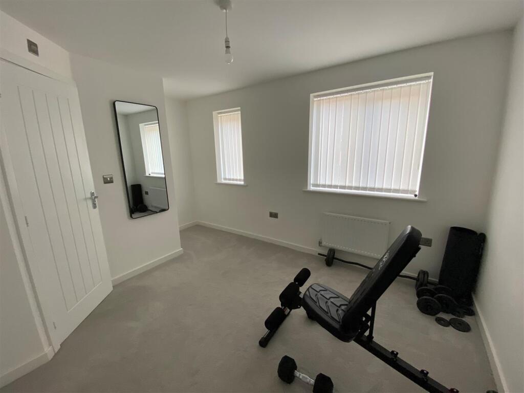 34 Ffordd Darwin -master bedroom.jpg