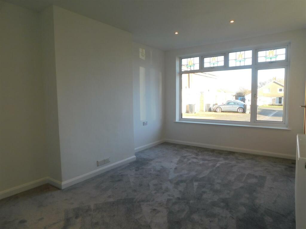 53 Oundle Drive lounge 1.JPG